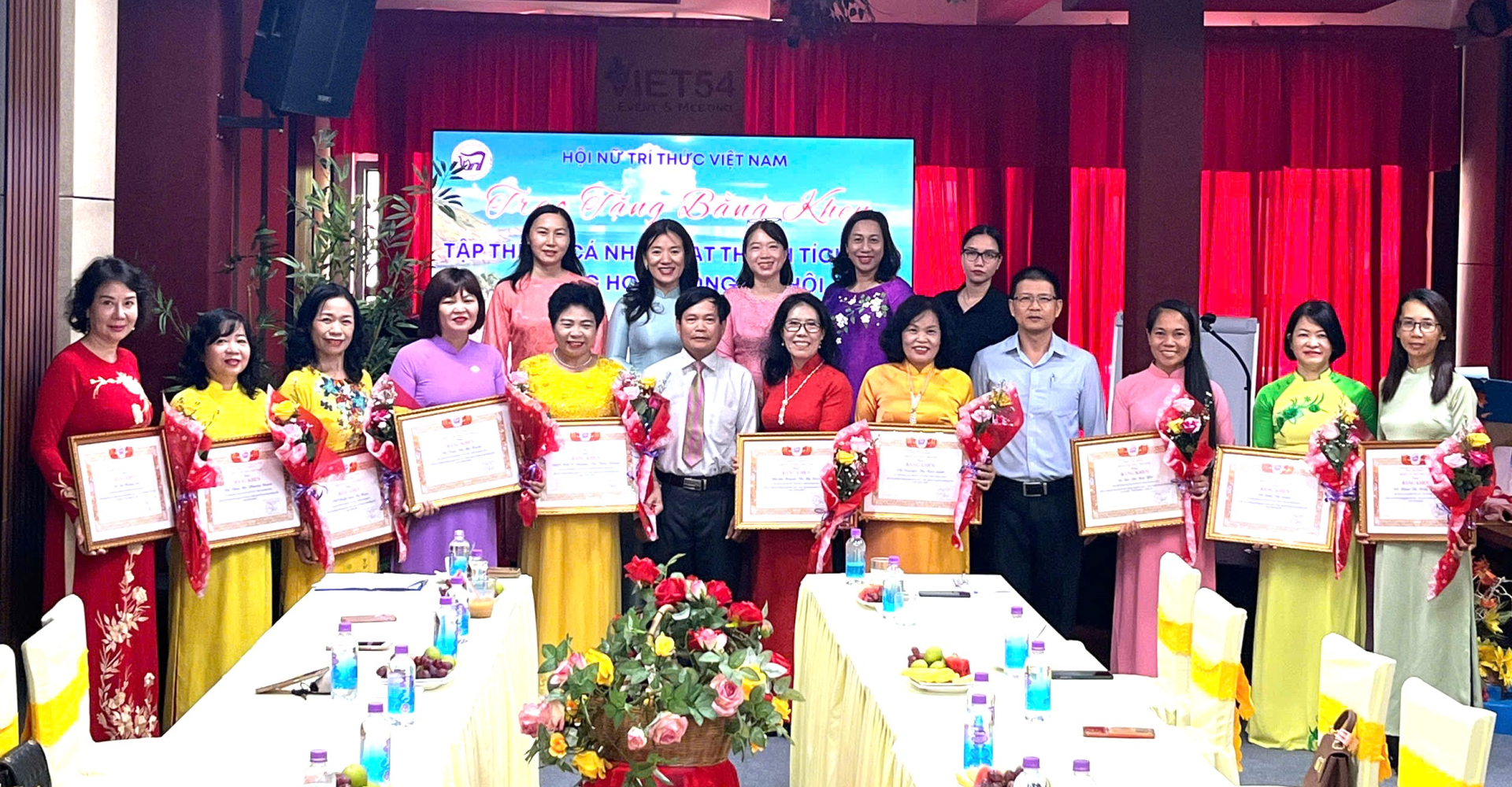 Các nữ trí thức tiêu biểu của Chi Hội Nữ Trí thức tỉnh Khánh Hòa nhận Bằng khen của Hội Nữ Trí thức Việt Nam và chụp hình lưu niệm cùng lãnh đạo LH các Hội KH & KT tỉnh Khánh Hòa