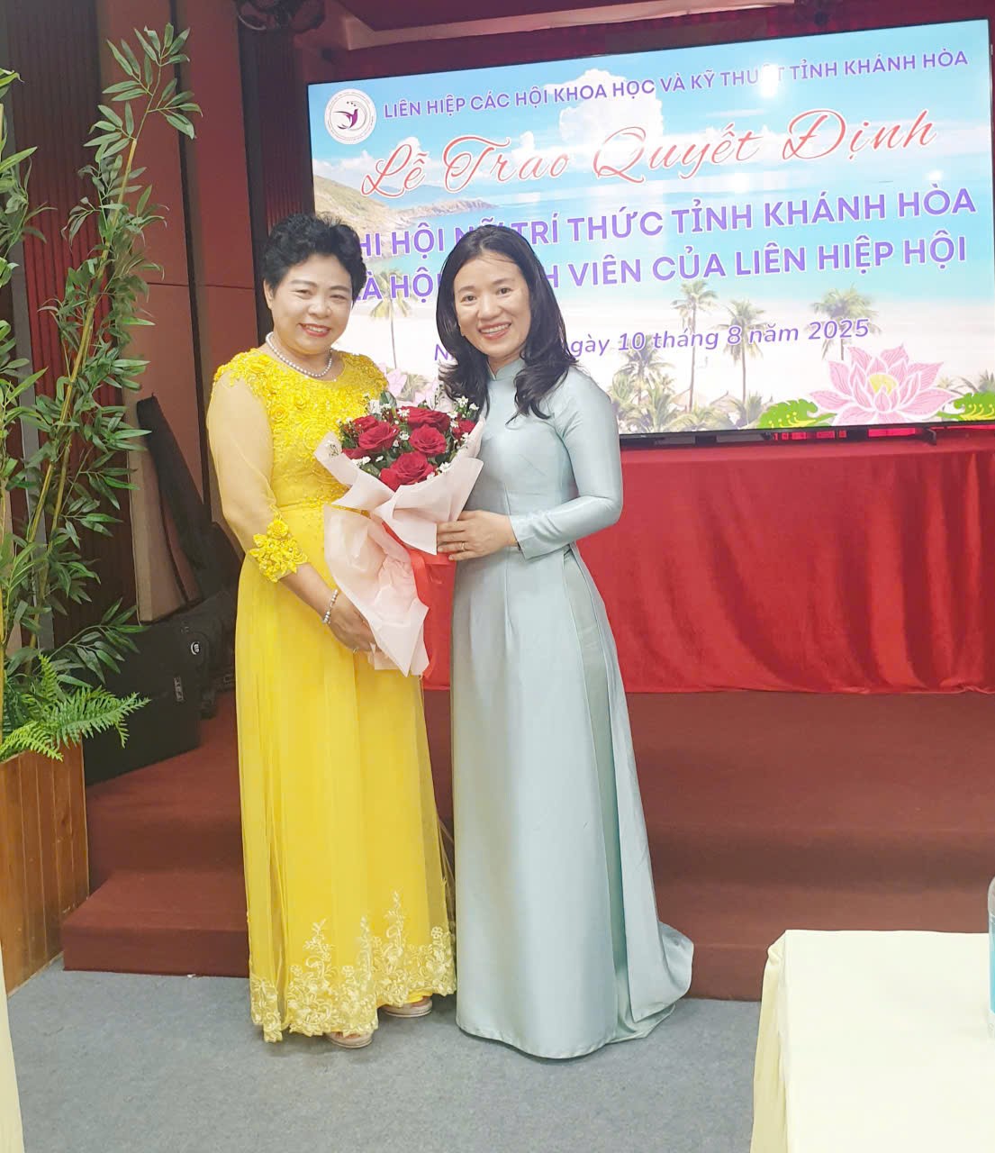 Chi Hội Trưởng chụp hình lưu niệm cùng hội viên nữ trí thức đi quảng đường xa nhất, từ Phan Rang về tham dự