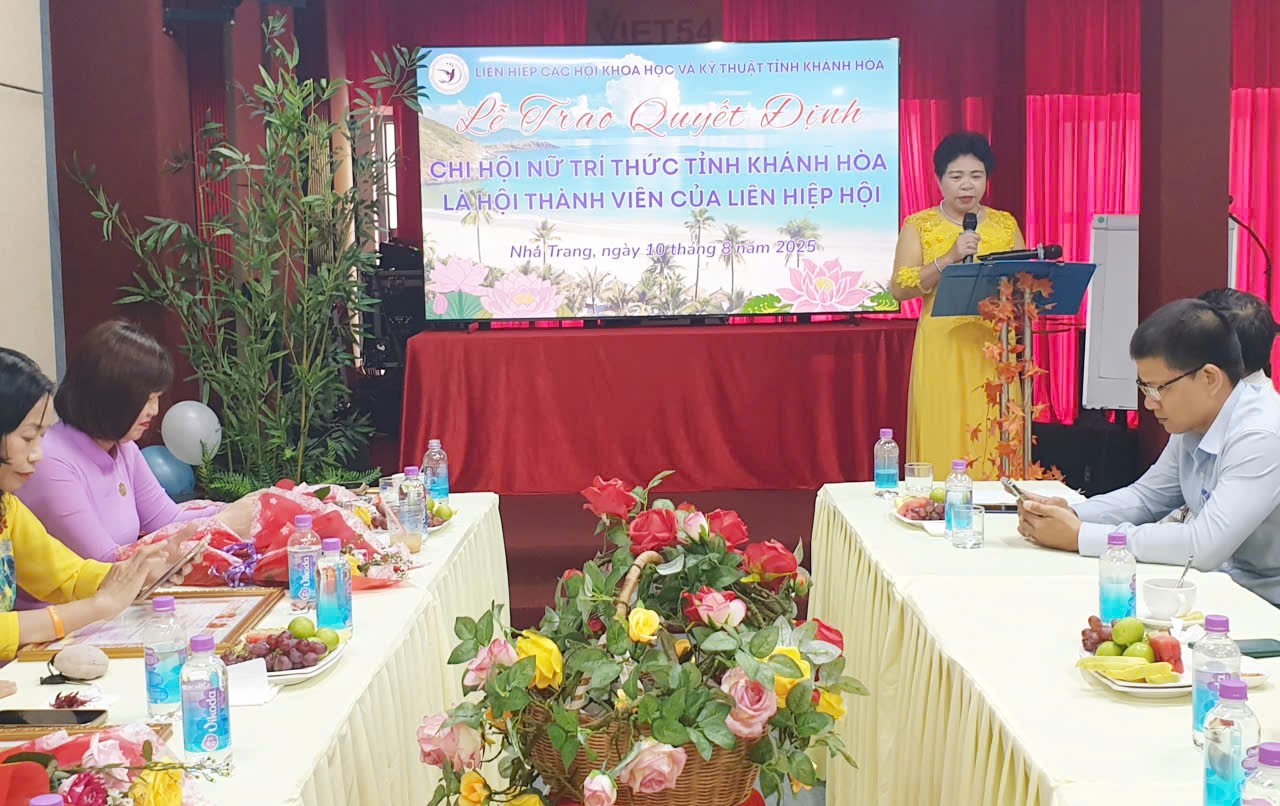 NGƯT. PGS.TS Nguyễn Thị Thuý Hường, Chi hội trưởng Chi Hội Nữ Trí thức tỉnh Khánh Hoà bày tỏ cảm xúc trước sự kiện ý nghĩa của Chi Hội