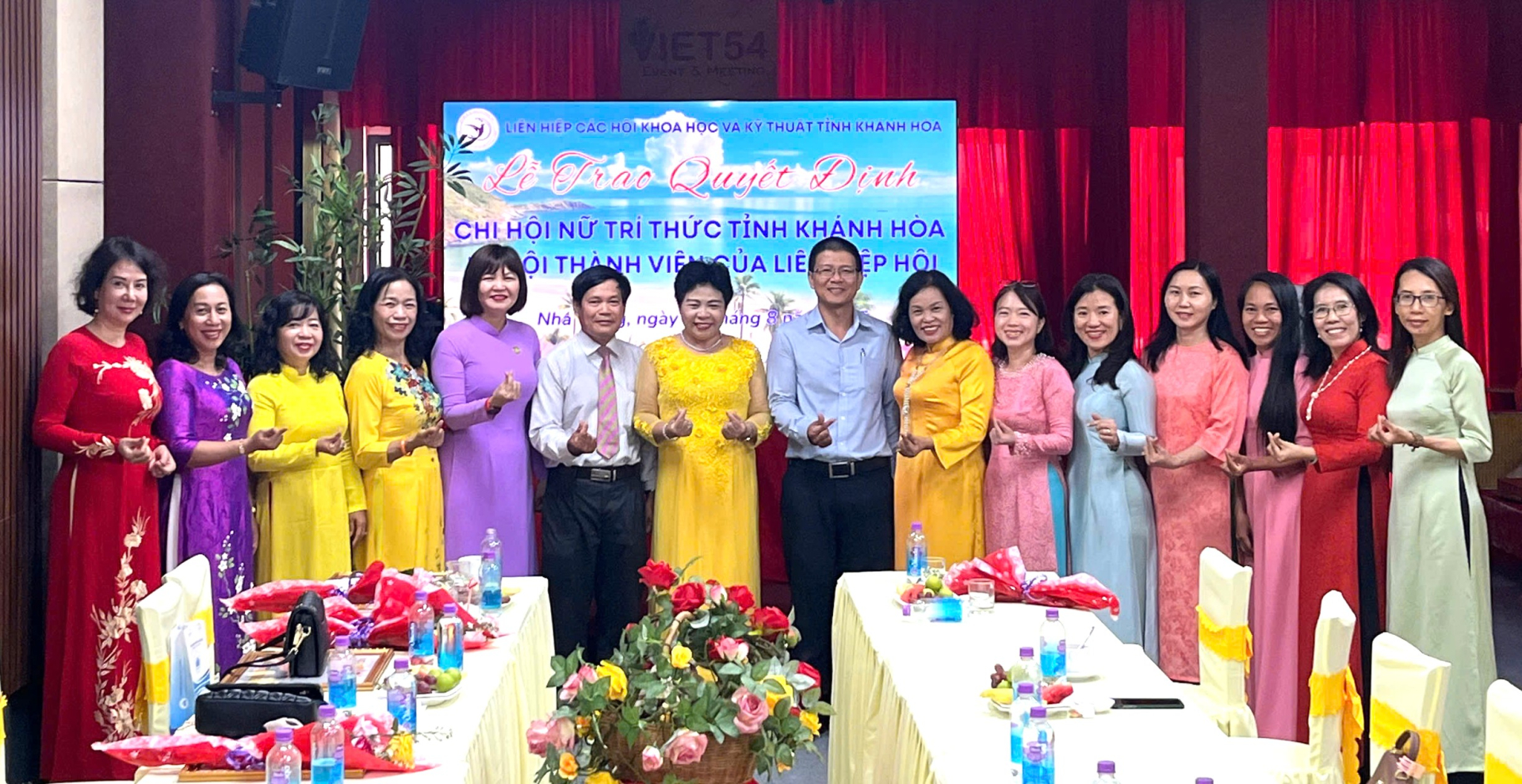 Những nữ trí thức tiêu biểu của Chi Hội Nữ Trí thức tỉnh Khánh Hòa với niềm vui cùng về một nhà LH các Hội KH & KT tỉnh Khánh Hòa