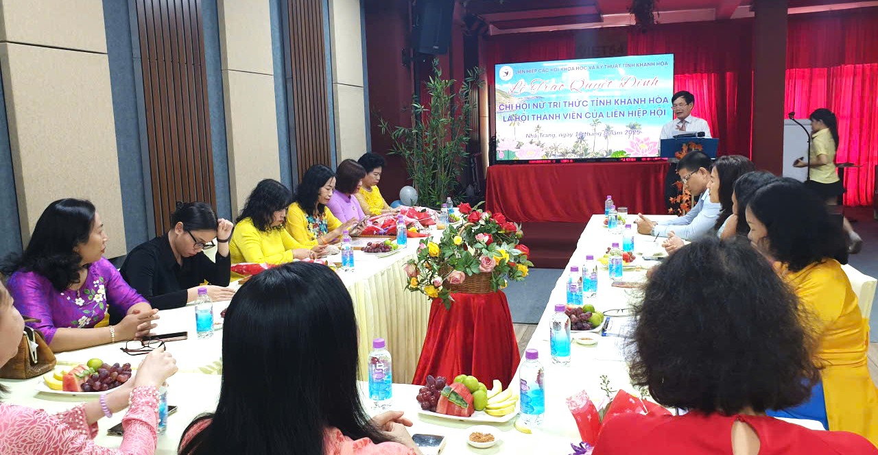Ông Nguyễn Phước Bửu Sơn, Phó Bí thư Chi bộ, Phó Chủ tịch Thường trực LH các Hội KH & KT tỉnh Khánh Hòa phát biểu chỉ đạo
