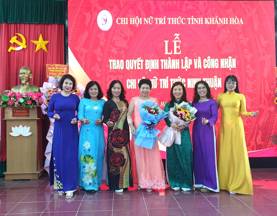 BCH Chi hội Nữ trí thức Khánh Hòa lưu kỷ niệm cùng Chi hội Trưởng Ninh Thuận (thứ 3 từ phải sang) và Chi hội Phó Ninh Thuận (áo dài vàng, bên phải)