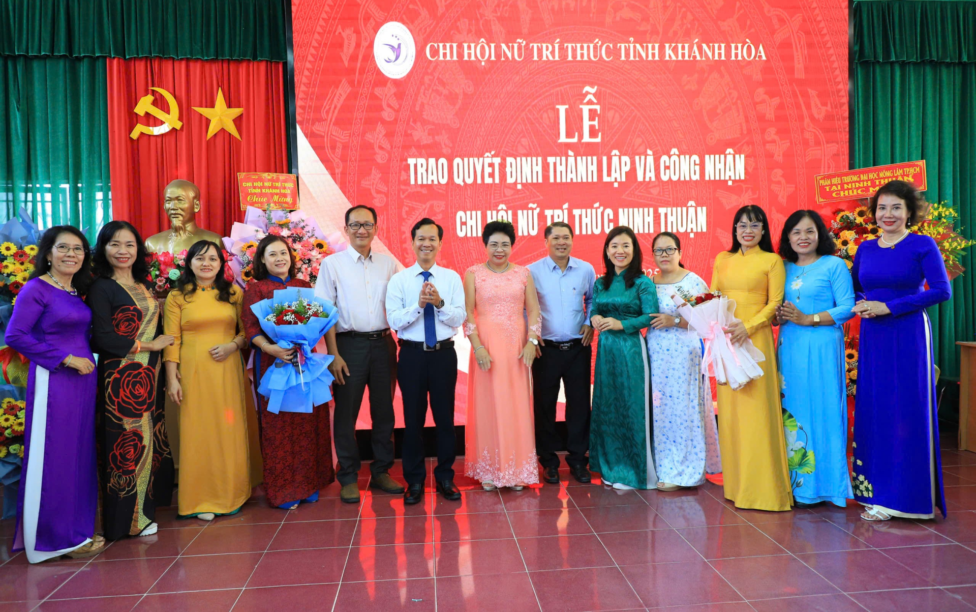 BCH Chi hội Nữ trí thức tỉnh Khánh Hòa, Chi hội Ninh Thuận chụp hình lưu niệm cùng đại biểu- 3tThầy giáo là Hiệu Trưởng và Phó Hiệu Trưởng Trường Cao Đẳng, Đại học tại Ninh Thuận