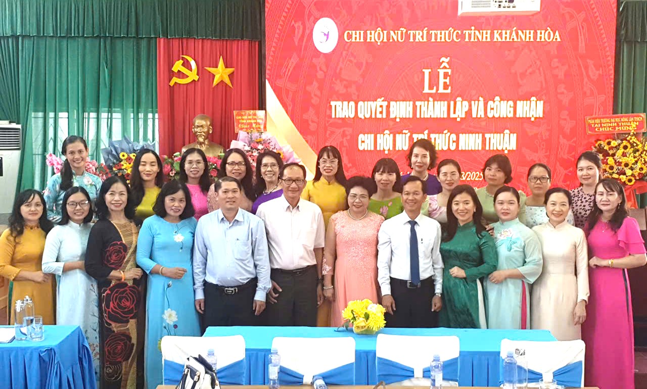 BCH Chi hội Nữ trí thức tỉnh Khánh Hòa chụp hình lưu niệm cùng đại biểu về tham dự lễ