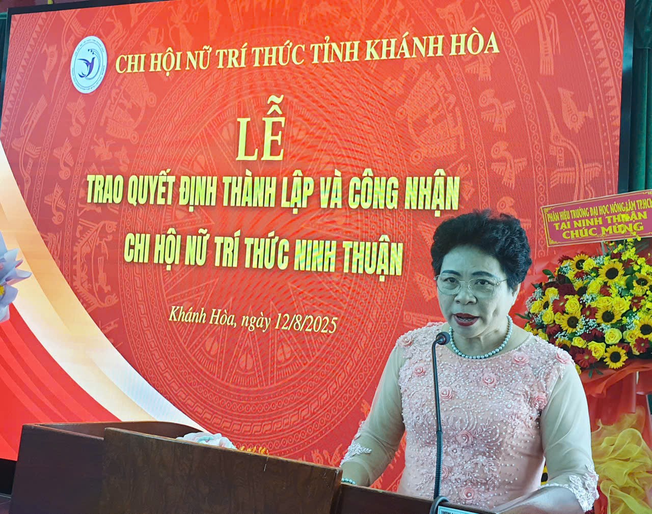 NGƯT.PGS.TS. Nguyễn Thị Thúy Hường, Chi hội trưởng Chi hội Nữ trí thức tỉnh Khánh Hòa phát biểu chỉ đạo tại Lễ trao QĐ