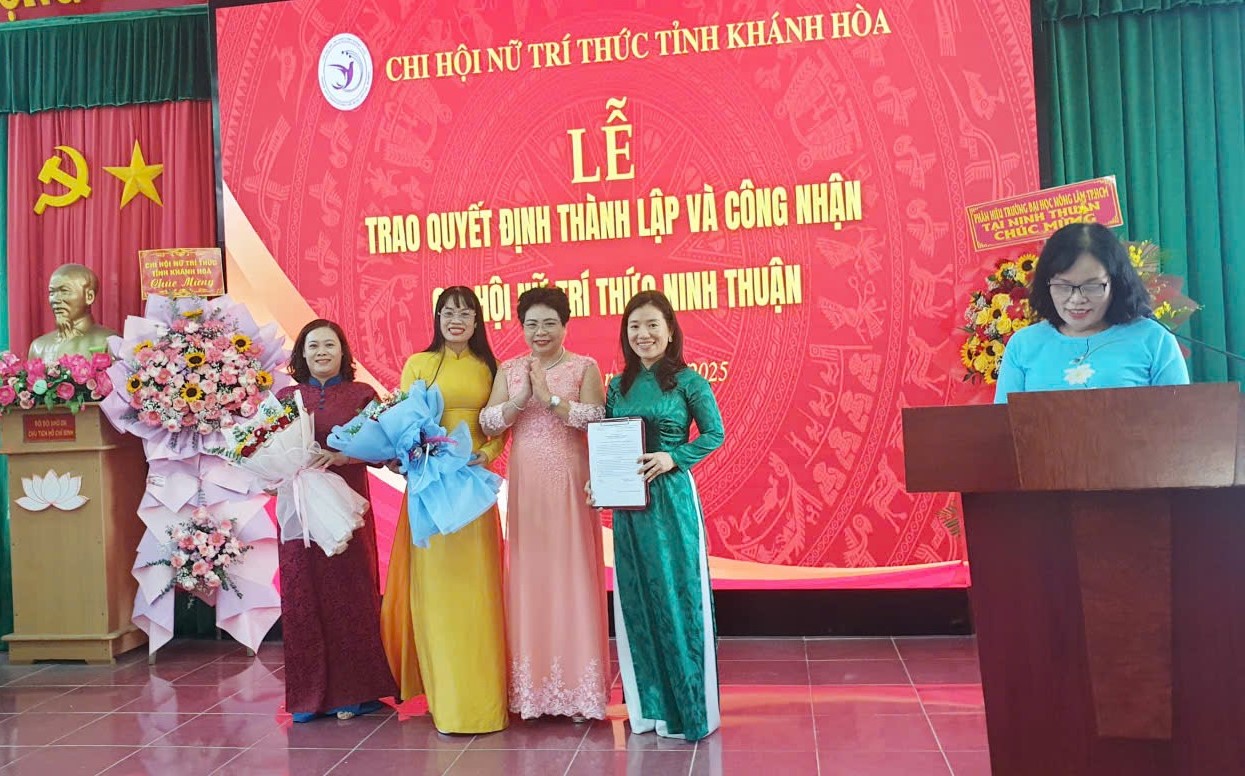 NGƯT.PGS.TS. Nguyễn Thị Thúy Hường, Chi hội trưởng Chi hội Nữ trí thức tỉnh Khánh Hòa (thứ 2 từ phải) trao QĐ cho BCH Chi hội Nữ trí thức Ninh Thuận