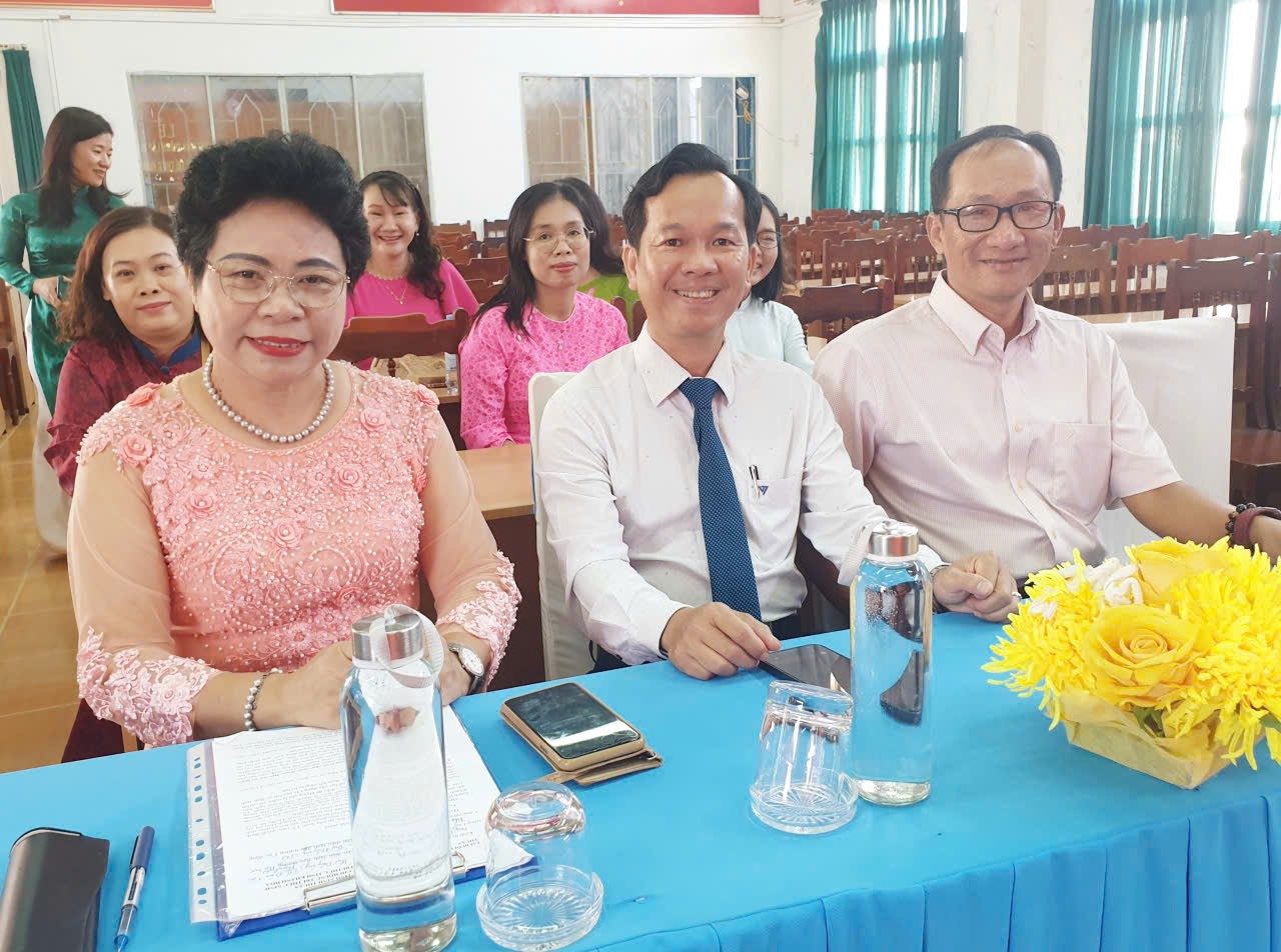 NGƯT.PGS.TS. Nguyễn Thị Thúy Hường, Chi hội trưởng Chi hội Nữ trí thức tỉnh Khánh Hòa vui mừng chào đón 2 đại biểu Hiệu trưởng, Hiệu Phó Trường Cao đẳng, Đại học tại Phan Rang