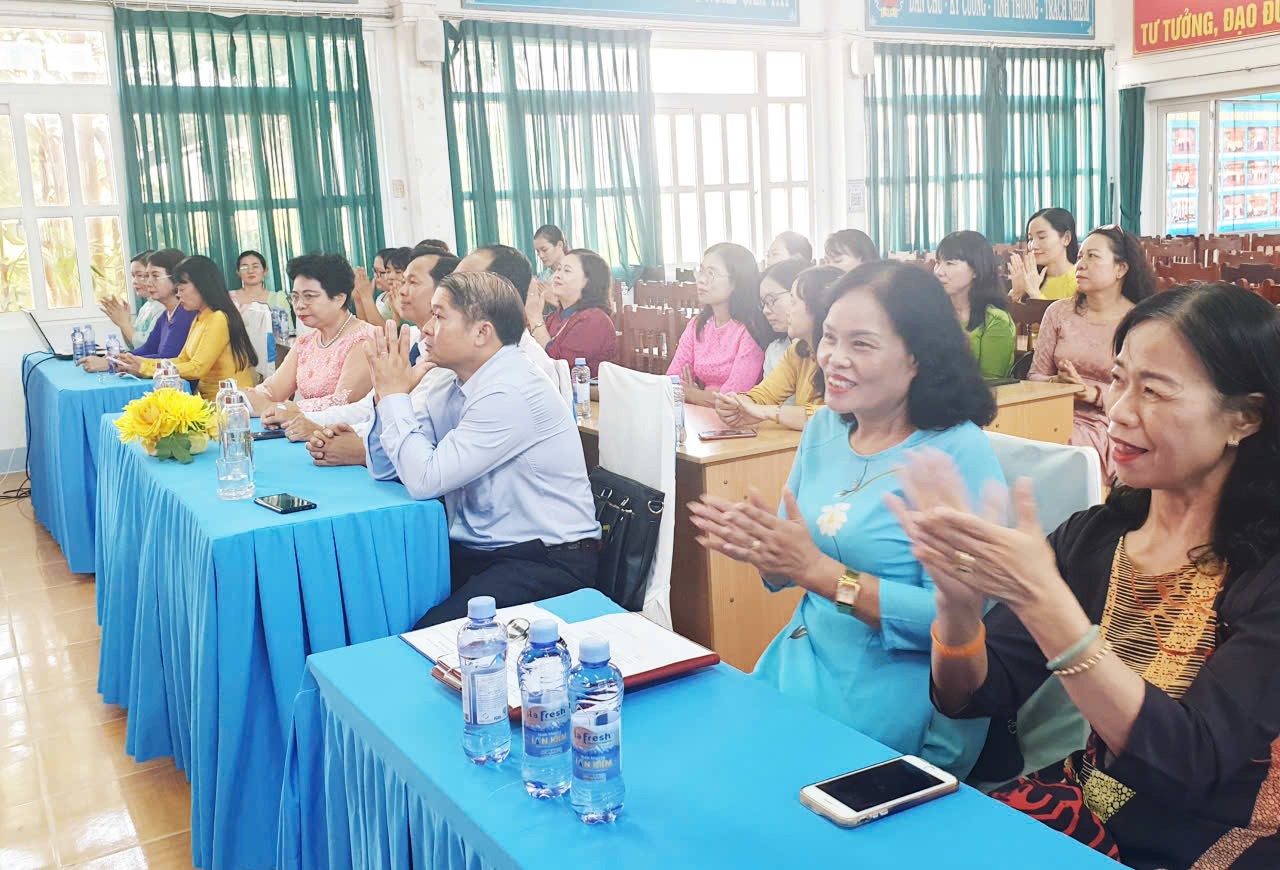 Chi hội Nữ trí thức Ninh Thuận đã về một nhà với Chi hội Nữ trí thức Khánh Hòa