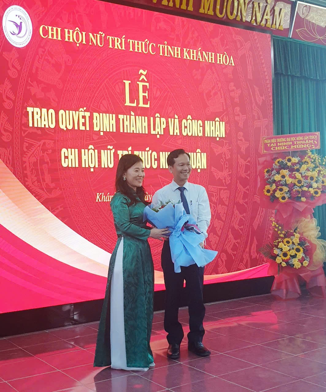 Ths.Nguyễn Phan Anh Quốc, Hiệu Trưởng Trường Cao Đẳng Công nghệ- Năng Lượng Khánh Hòa tặng hoa chúc mừng Chi hội Trưởng Chi hội Nữ trí thưc Ninh Thuận