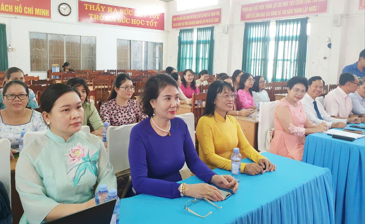 Trên 20 đại biểu nữ trí thức tiêu biểu tham dự buổi lễ