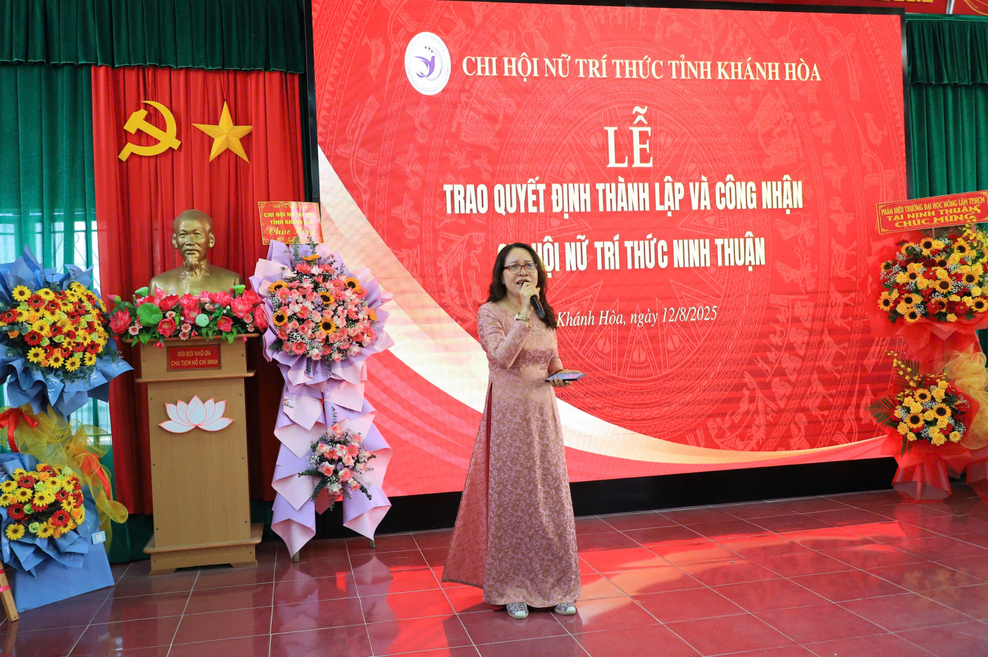 TS.Thu Hà biểu diễn tiết mục văn nghệ chúc mừng buổi lễ...