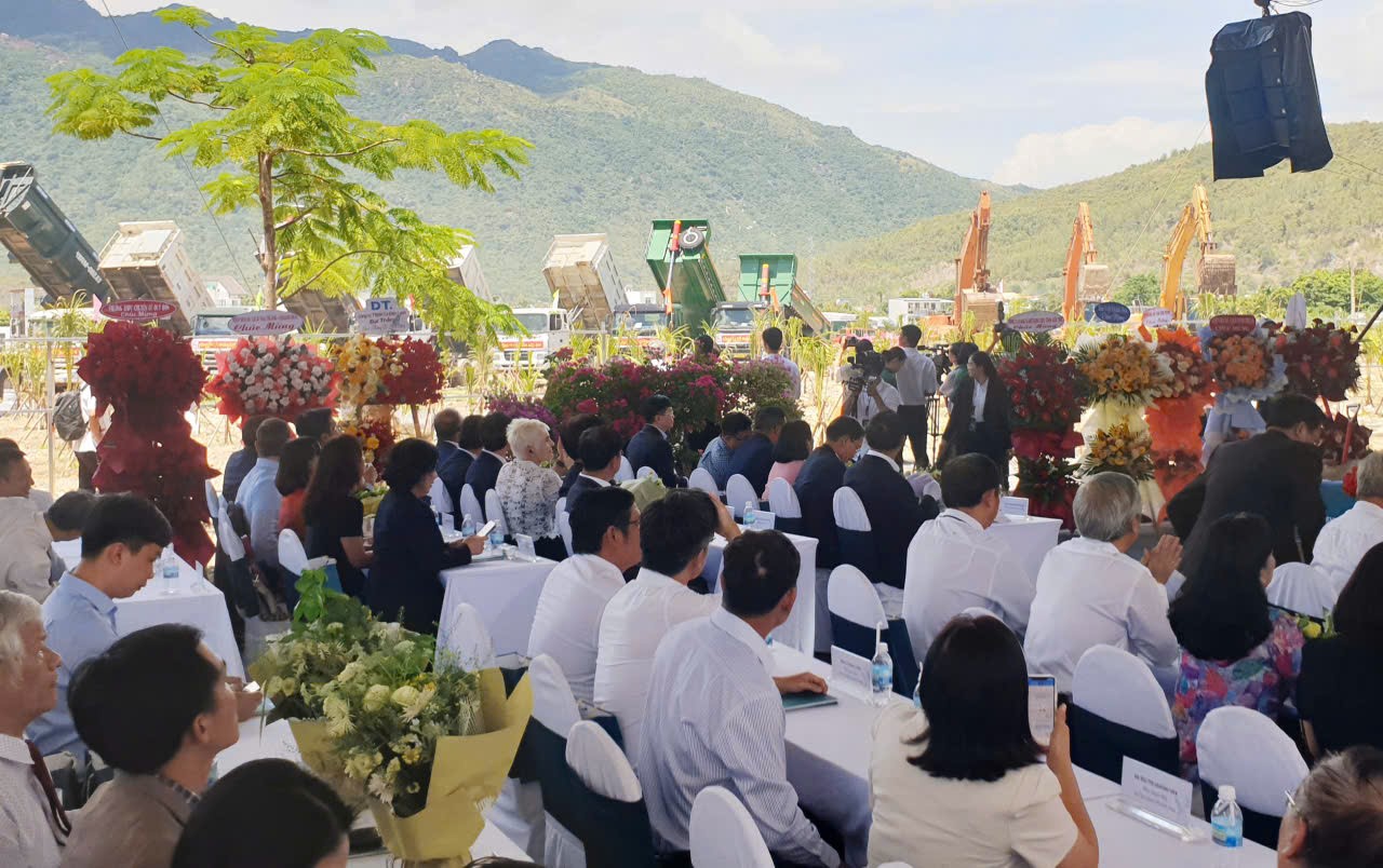 Các xe cơ giới đồng loạt khởi động sau nghi thức động thổ Dự án UEH Nexus Campus Nha Trang