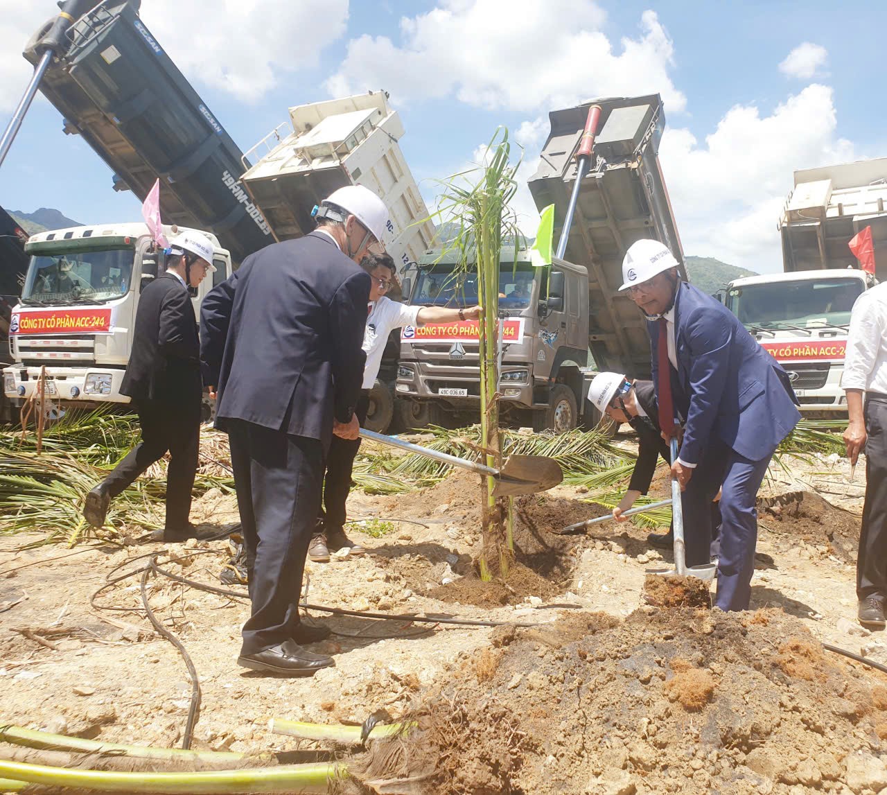 Đại biểu lãnh đạo tham dự Lễ động thổ khởi công Dự án UEH Nexus Campus Nha Trang cùng trồng cây xanh lưu niệm trong vùng dự án