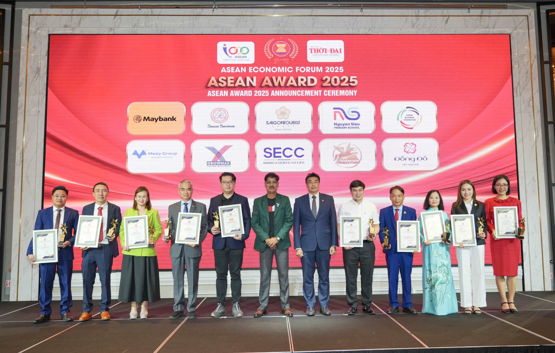 Đại diện lãnh đạo Công ty Yến sào Khánh Hòa (thứ 4, từ phải) trong Top 10 Thương hiệu nổi tiếng ASEAN được vinh danh tại Diễn đàn Kinh tế ASEAN 2025