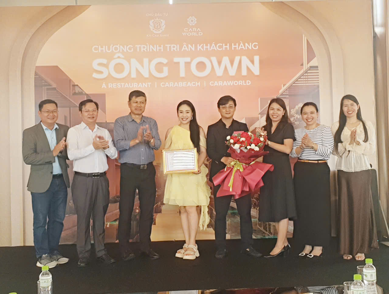 Đại diện BCH HHDL Nha Trang- Khánh Hòa trao chứng nhận cho thành viên mới- Chủ dự án CARA WORD Cam Ranh