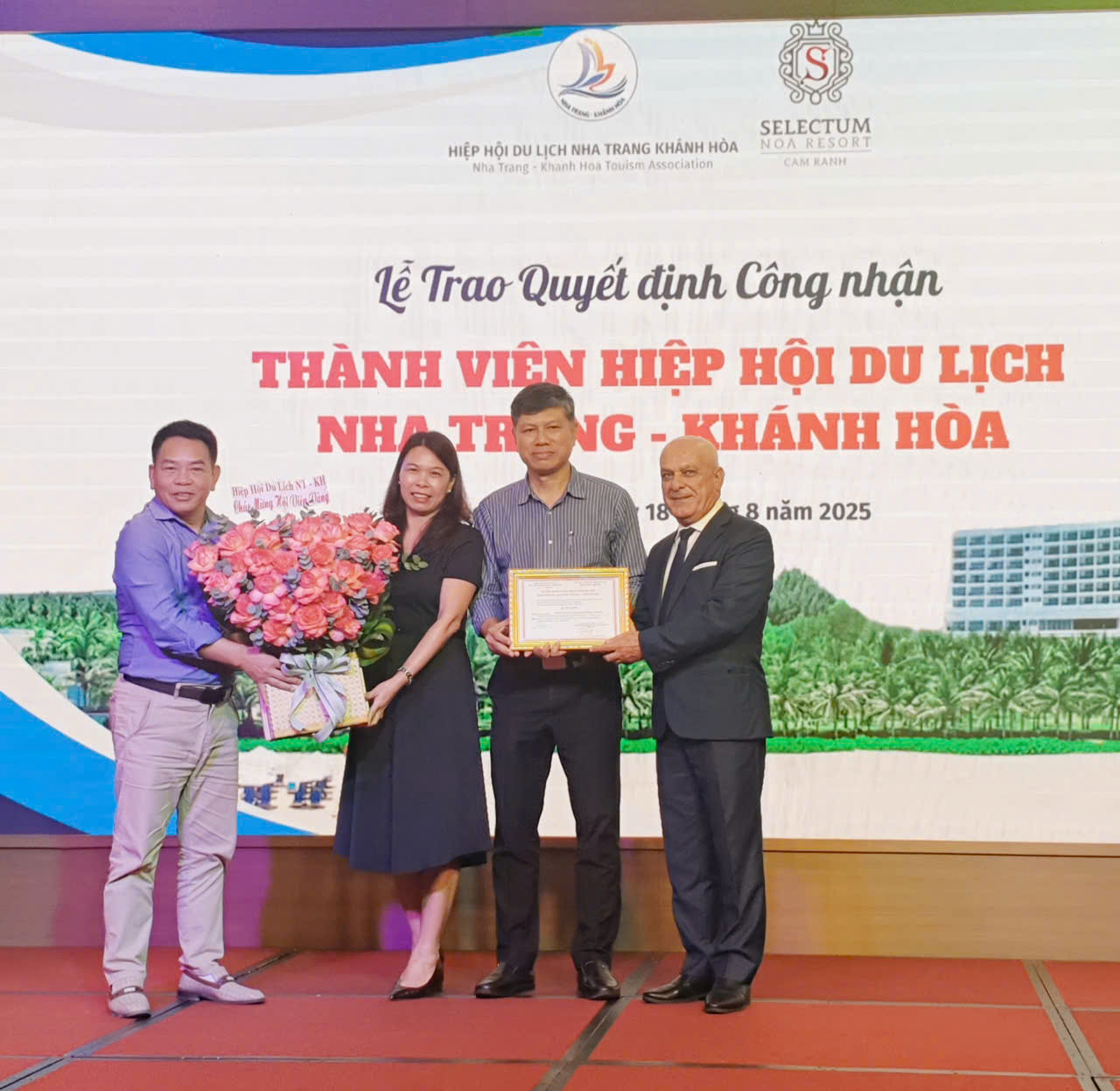 Lãnh đạo Công ty TNHH Lagoon Solution & Cor đón nhận Chứng nhận thành viên mới của HHDL Nha Trang-Khánh Hòa