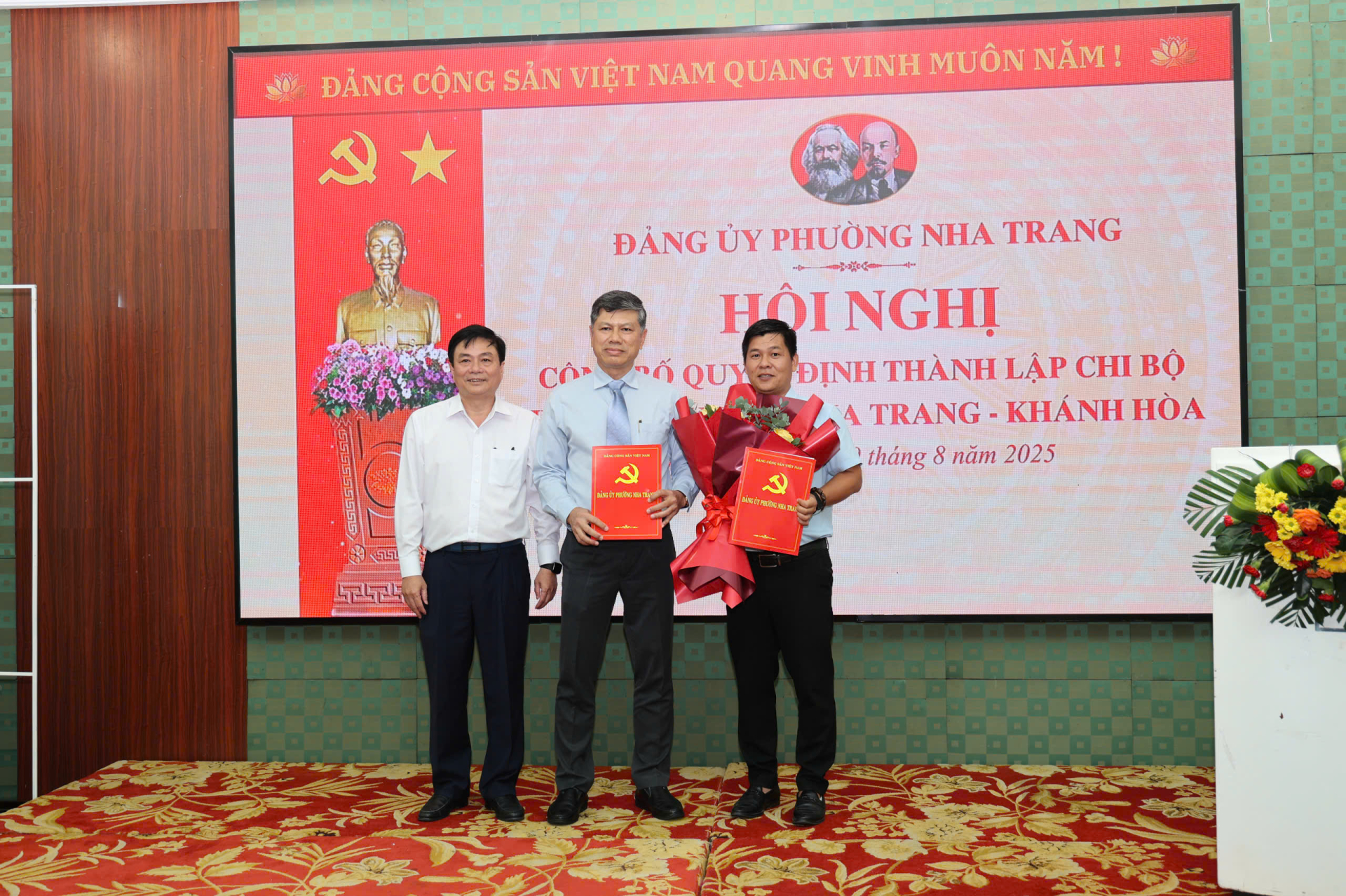 Ông Nguyễn Quang Thắng (giữa) nhận QĐ thành lập Chi bộ Đảng HHDL Nha Trang- Khánh Hòa và được chỉ định là Bí thư Chi bộ