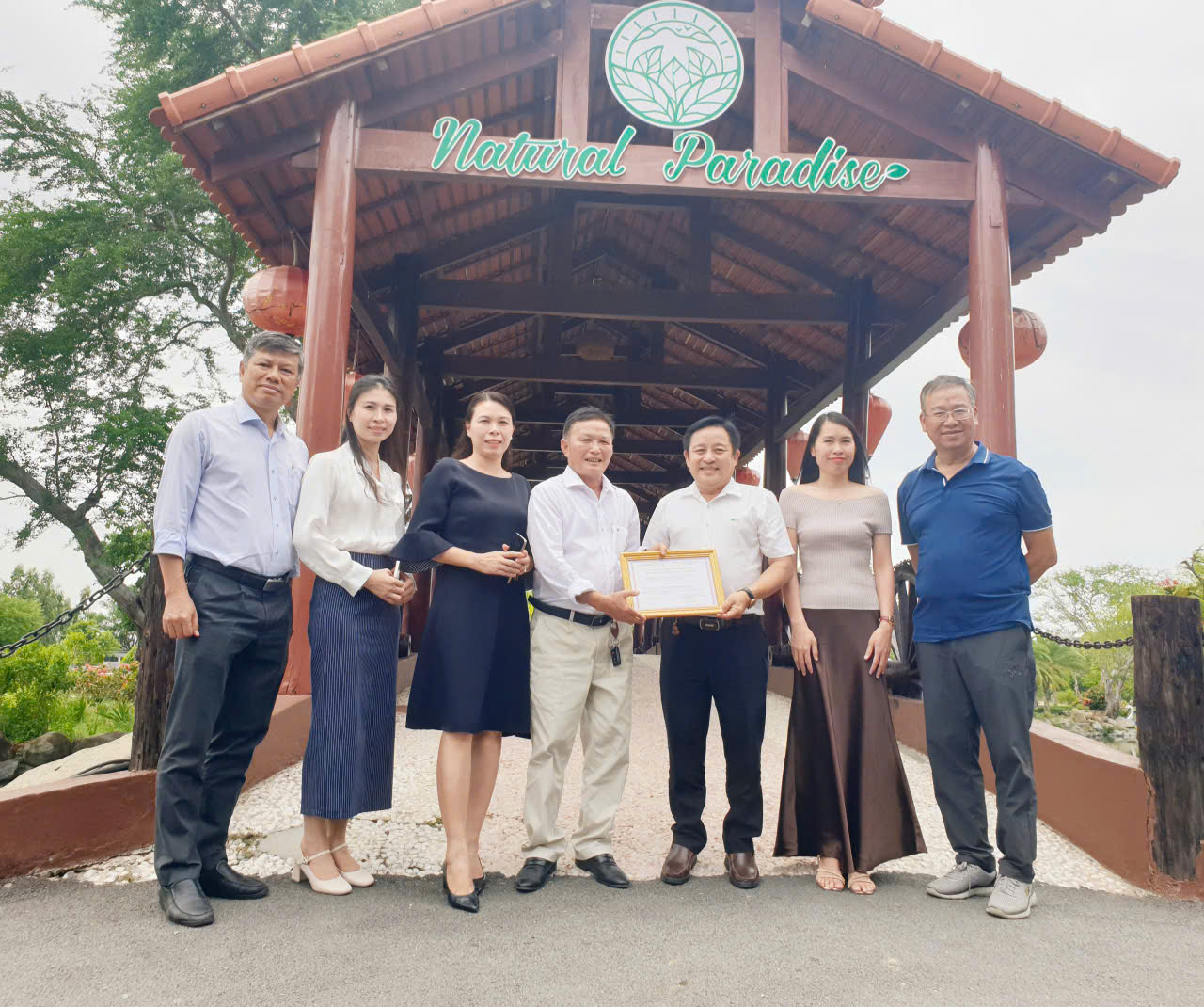 Ông Phạm Minh Nhựt (giữa, phải)- Chủ tịch HHDL Nha Trang- Khánh Hòa trao chứng nhận thành viên cho ông Nguyễn Quyết Ba (giữa, trái), chủ đầu tư khu du lịch Natural Paradise nằm trong vùng Núi Chúa- Bình Tiên