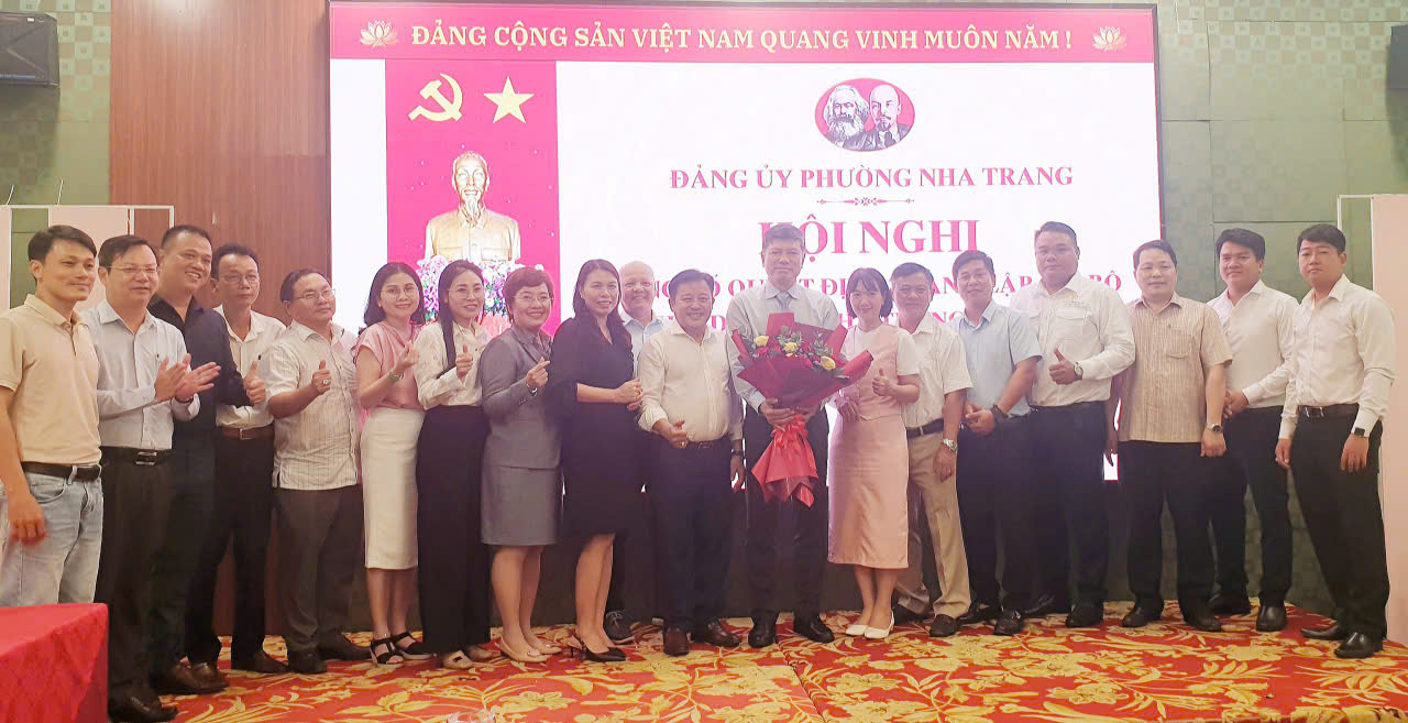 Ban chấp hành HHDL Nha Trang- Khánh Hòa chúc mừng Chi bộ Đảng đầu tiên của HHDL Nha Trang- Khánh Hòa sau 20 năm thành lập