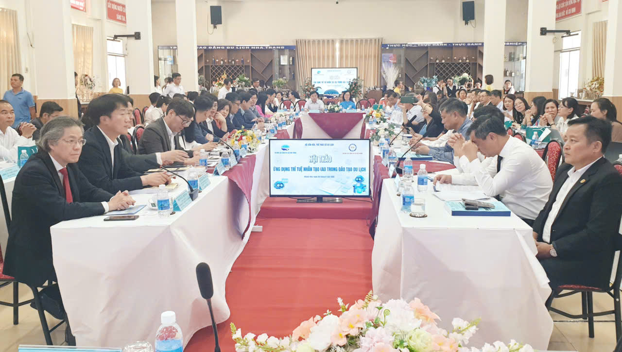 HHDL Nha Trang- Khánh Hòa (phải) tham dự Hội thảo Ứng dụng Công nghệ AI vào phát triển du lịch do Trường Đại học Khánh Hòa phối hợp với Trường Đại học Hàn Quốc tổ chức