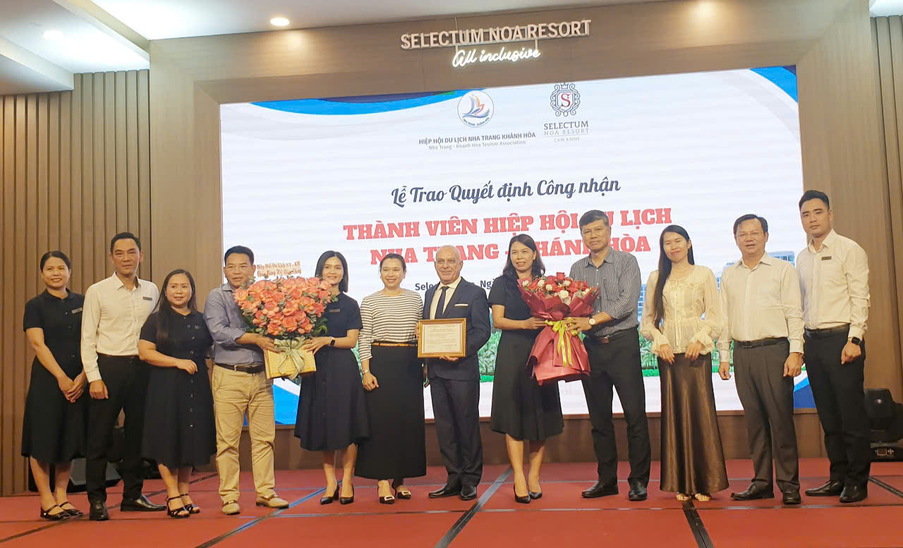 Tập thể lãnh đạo Công ty TNHH Lagoon Solution & Cor (SELECTUM NOA RESORT) vinh dự đón nhận Bằng chứng nhận thành viên HHDL Nha Trang- Khánh Hòa