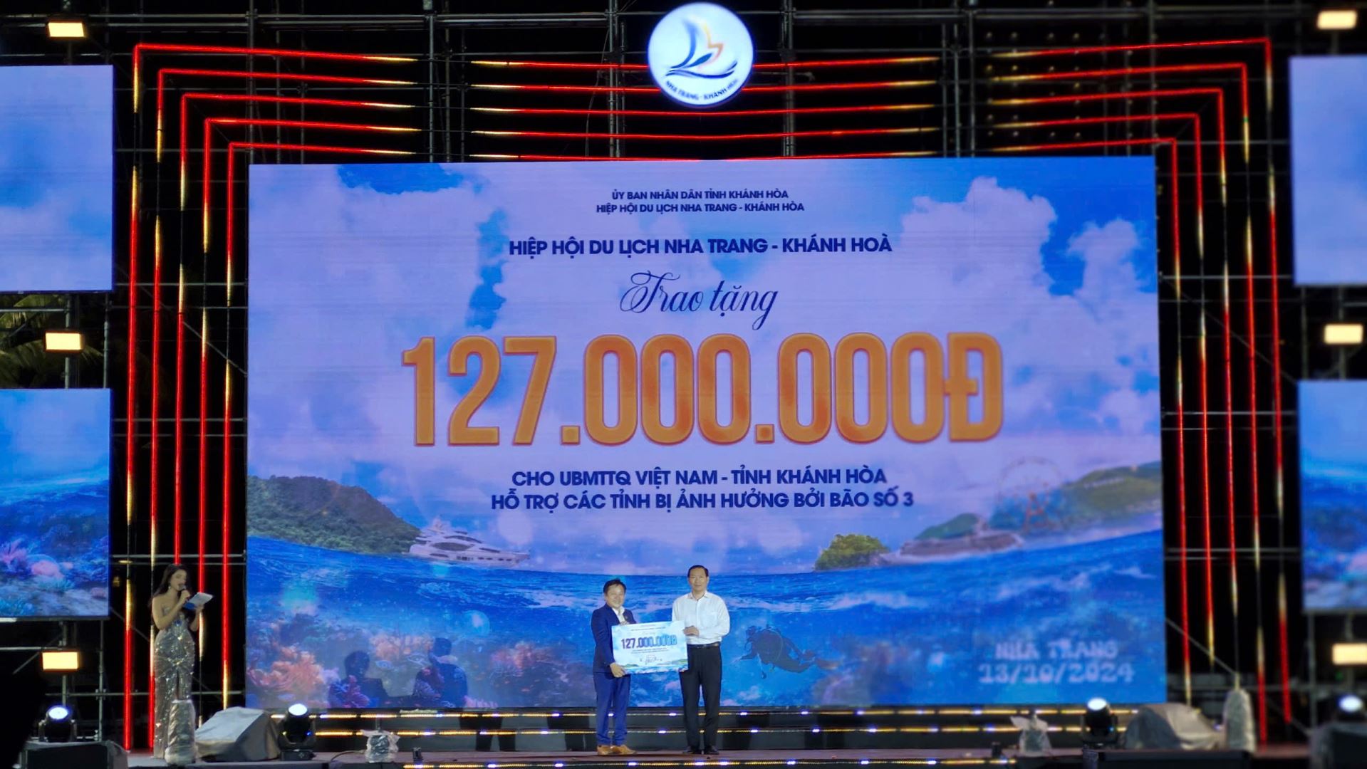 Ông Phạm Minh Nhựt, Chủ tịch HHDL Nha Trang- Khánh Hòa trao hỗ trợ cho người dân bị ảnh hưởng bão số 3