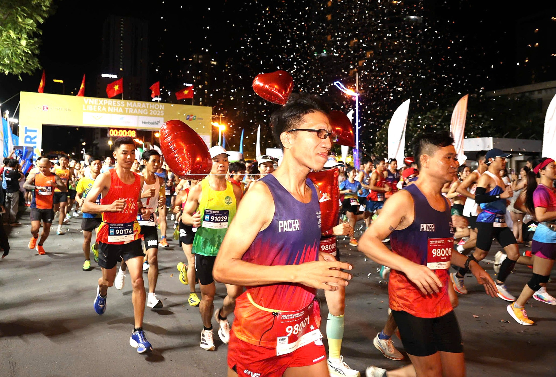 1.500 Runner cự ly 42km vừa xuất phát.