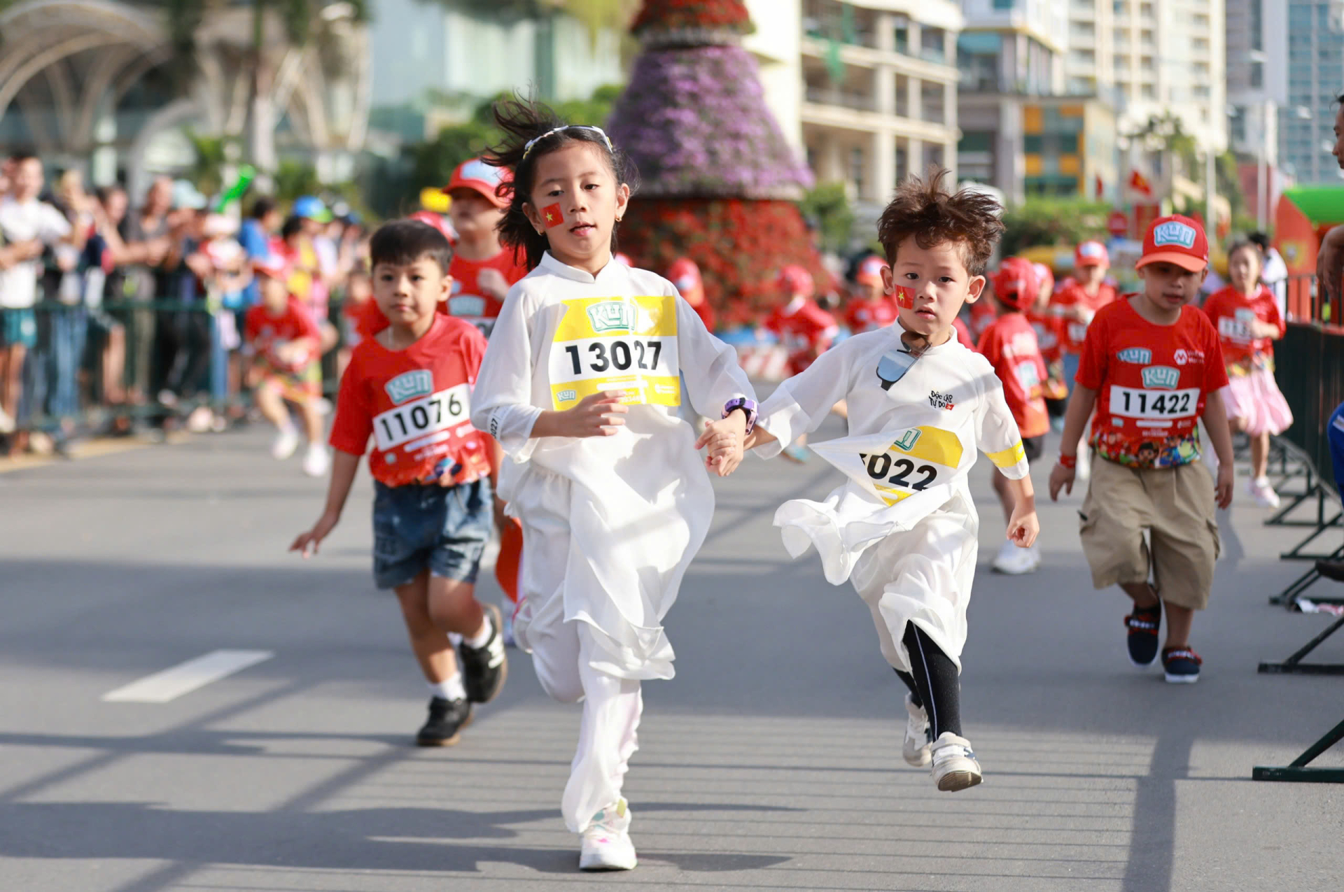 Hai chị em runner tham gia Kun Marathon tại Nha Trang