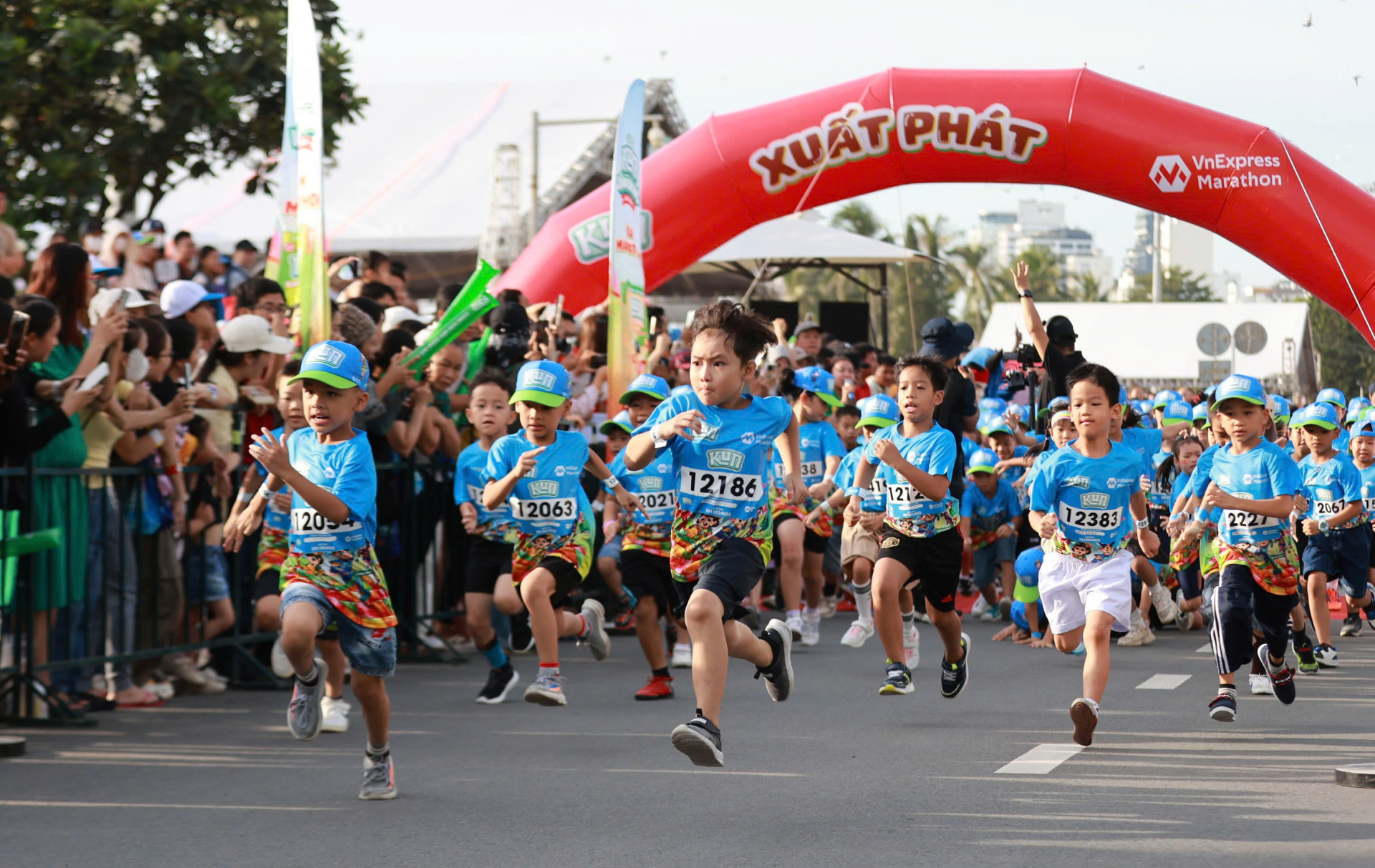 2.000 runner tham dự Kun Marathon Libera Nha Trang 2025 và hàng ngàn cổ động viên reo hò