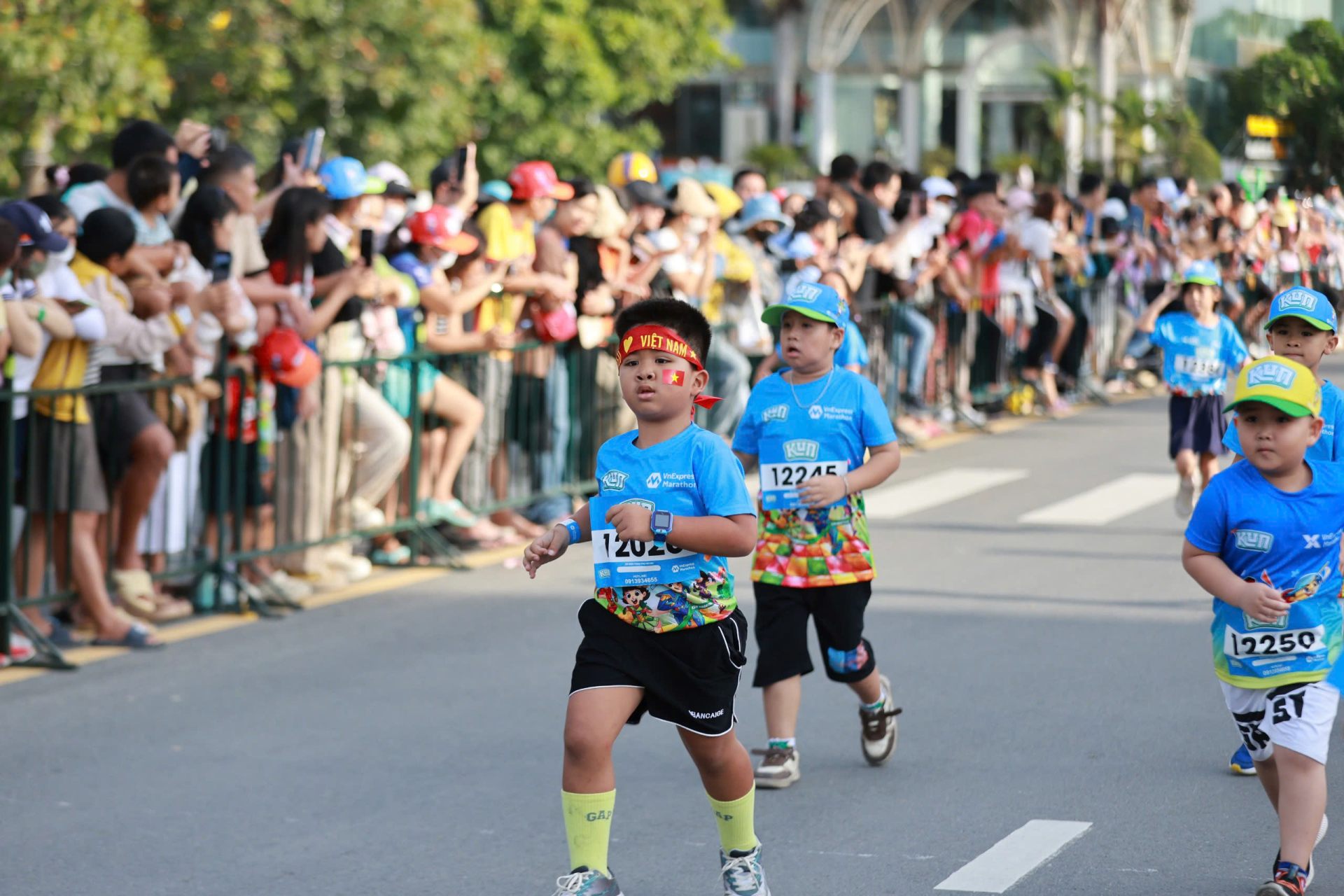 Các runner nhí đang trên đường về đích.
