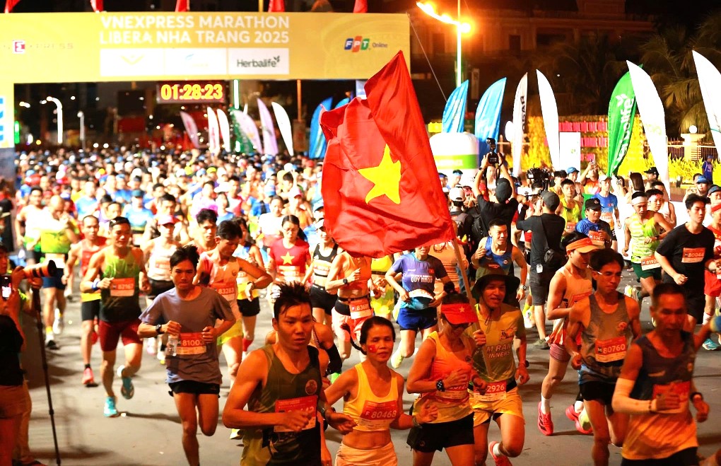 Hàng chục ngàn runner đã xuất phát khi trời Nha Trang chưa kịp sáng.