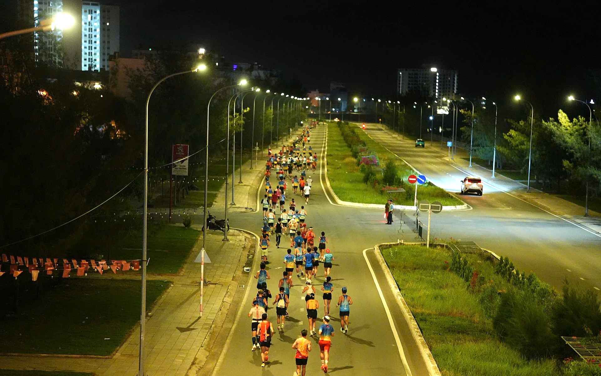Hàng ngàn VĐV đang chạy qua cung đường bao biển lúc hơn 4h sáng 24-08