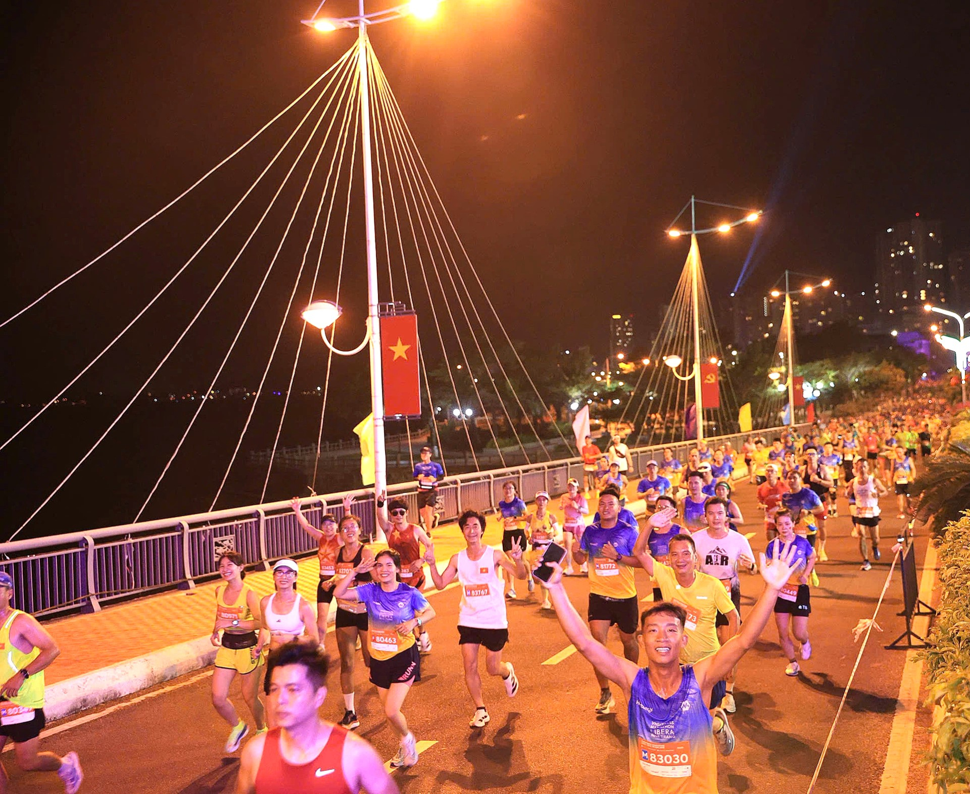 Hàng ngàn VĐV trên cầu Trần Phú, Nha Trang lúc 5h sáng 24-08.