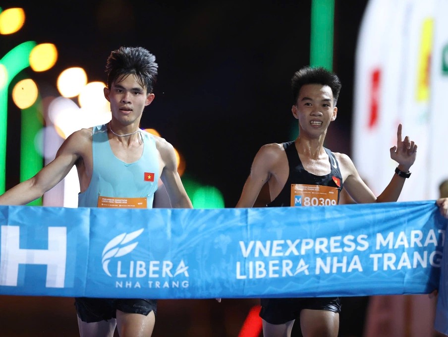 Lê Đình Tường và Vòng Vành Long cùng về đích, vô địch cự lý 21km nam.