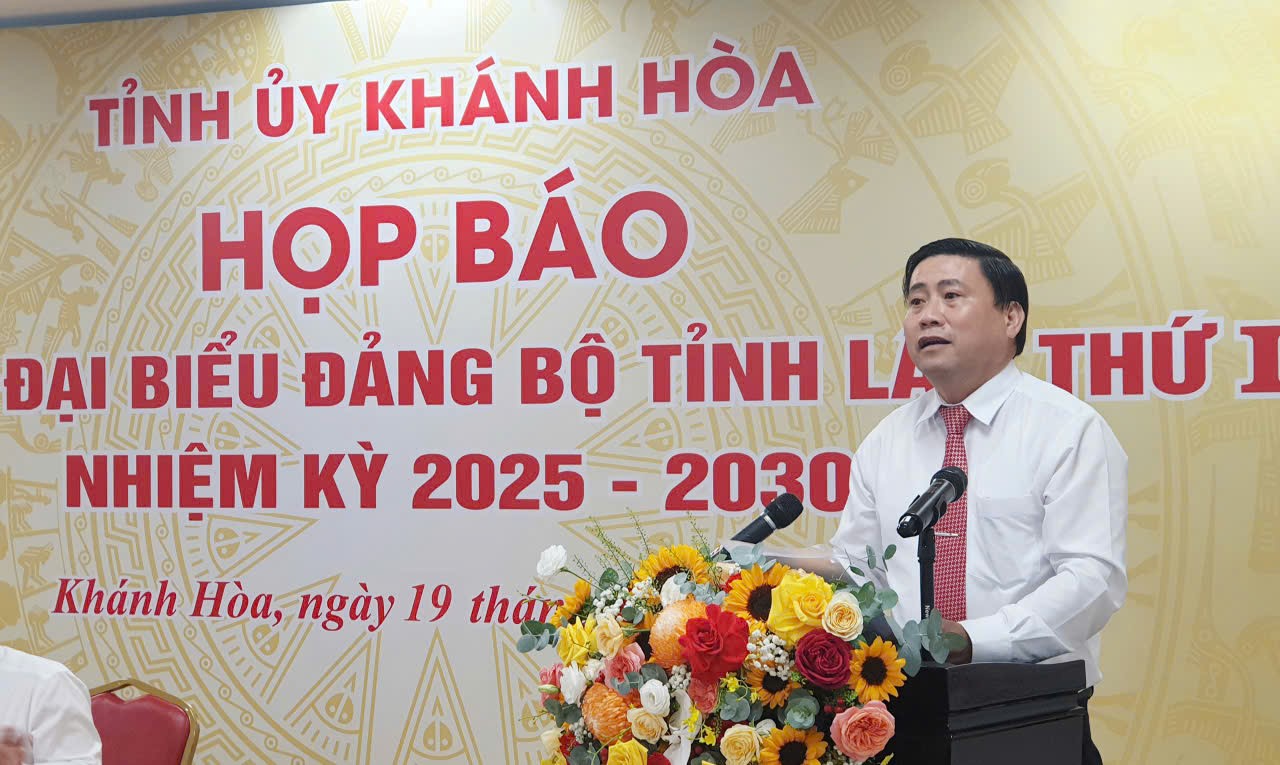 Ông Lâm Đông, Ủy viên Ban Thường vụ Tỉnh ủy, Trưởng Ban Tuyên giáo Tỉnh ủy Khánh Hòa kết luận buổi họp báo.