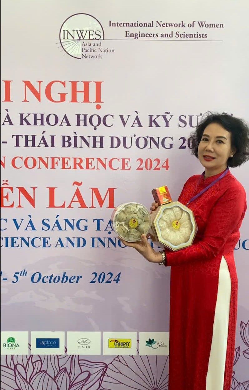 Nhà giáo, doanh nhân Đỗ Hương Sim tại Hội thảo Khoa học do Hội Nữ Trí thức Việt Nam phối hợp tổ chức