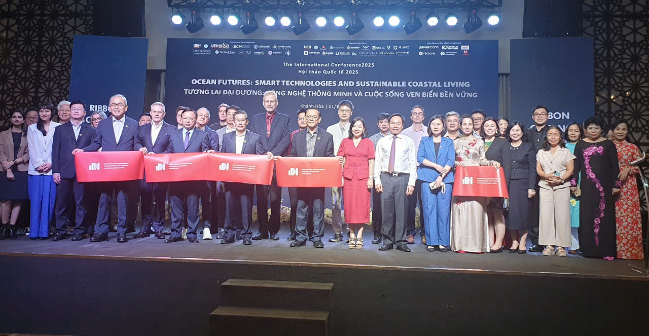 Đại biểu Nữ Trí thức Khánh Hòa (phải) chụp hình lưu niệm cùng lãnh đạo, đối tác và các chuyên gia đầu ngành sau cắt băng khai trương triển lãm.
