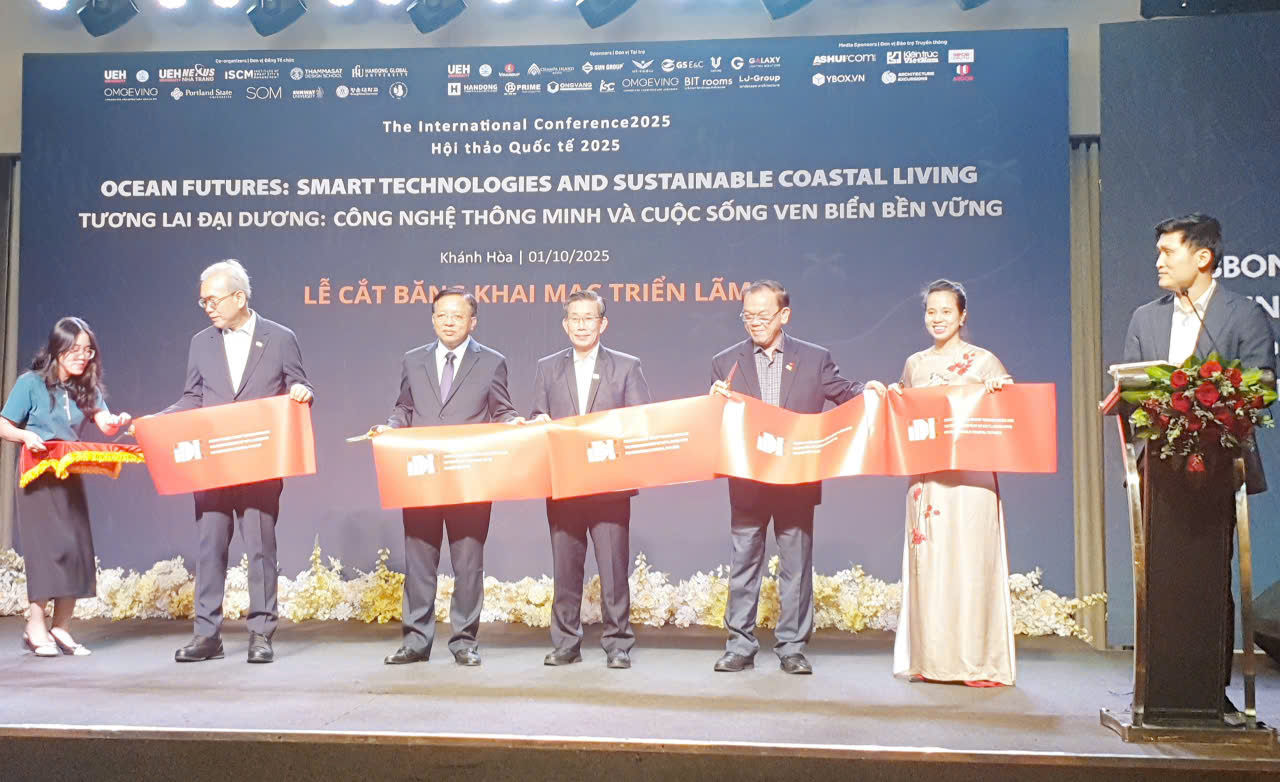 Lãnh đạo UBND tỉnh Khánh Hòa, lãnh đạo UEH cùng đối tác chiến lược cắt băng khai trương triển lãm tác phẩm Cuộc thi thiết kế quốc tế...