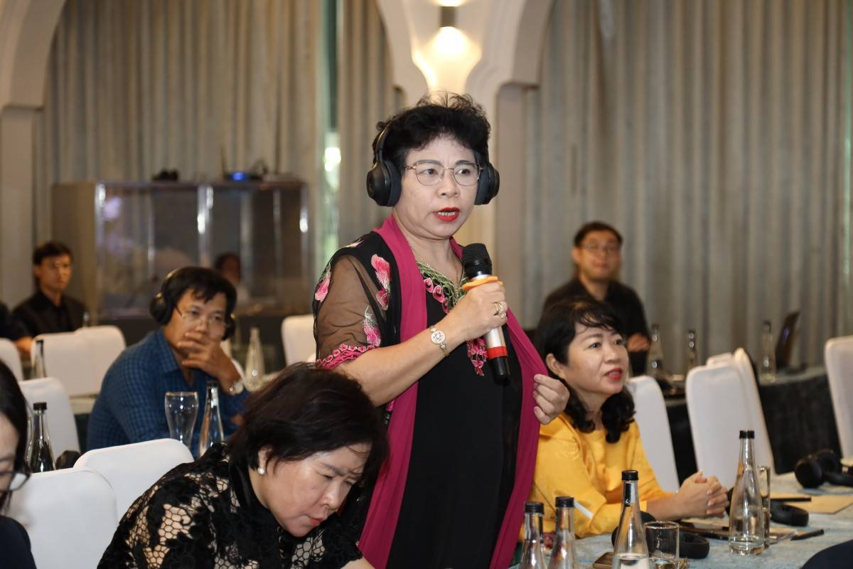 NGƯT, PGS, TS. Nguyễn Thị Thúy Hường, Chi Hội Trưởng Chi Hội Nữ Trí thức Khánh Hòa phát biểu ý kiến đắc giá tại hội thảo