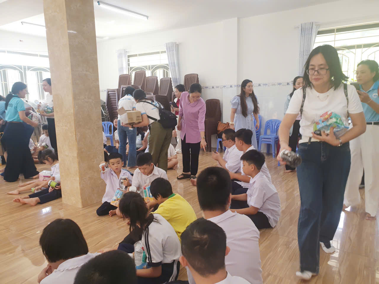 Các con vui đón quà, các cô cùng vui như Tết Trung Thu