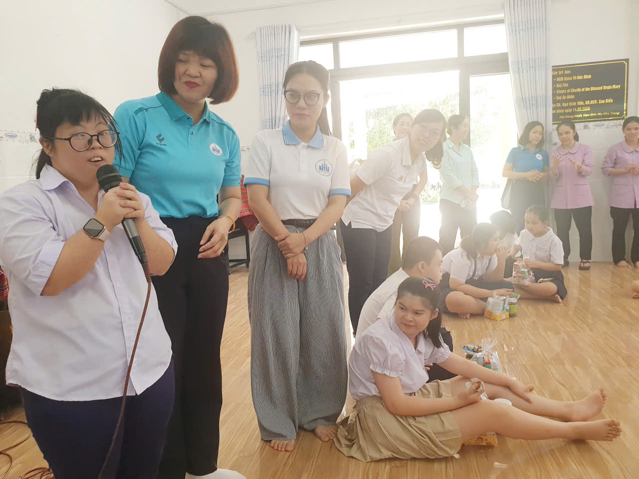 Em Mỹ Tú, đại diện học sinh Sao Mai bày tỏ lòng biết ơn và đọc thơ tặng các cô Đoàn Nữ Trí thức Khánh Hòa
