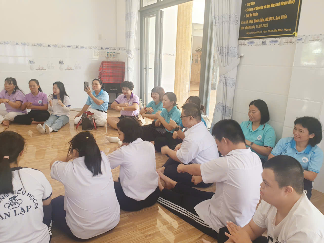 Tất cả thành viên đoàn như được nhỏ lại cùng các con...