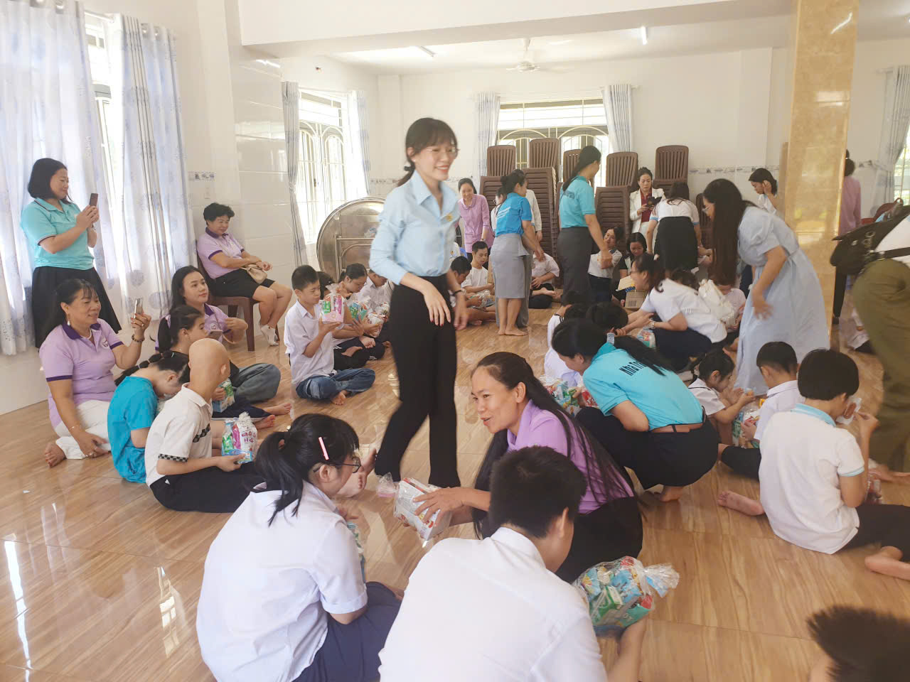 Các cô hạnh trúc trao, nhận yêu thương cùng các con Sao Mai