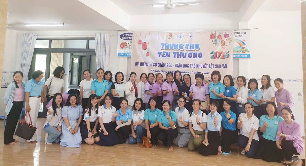 Đoàn lưu kỷ niệm cùng các cô Sao Mai
