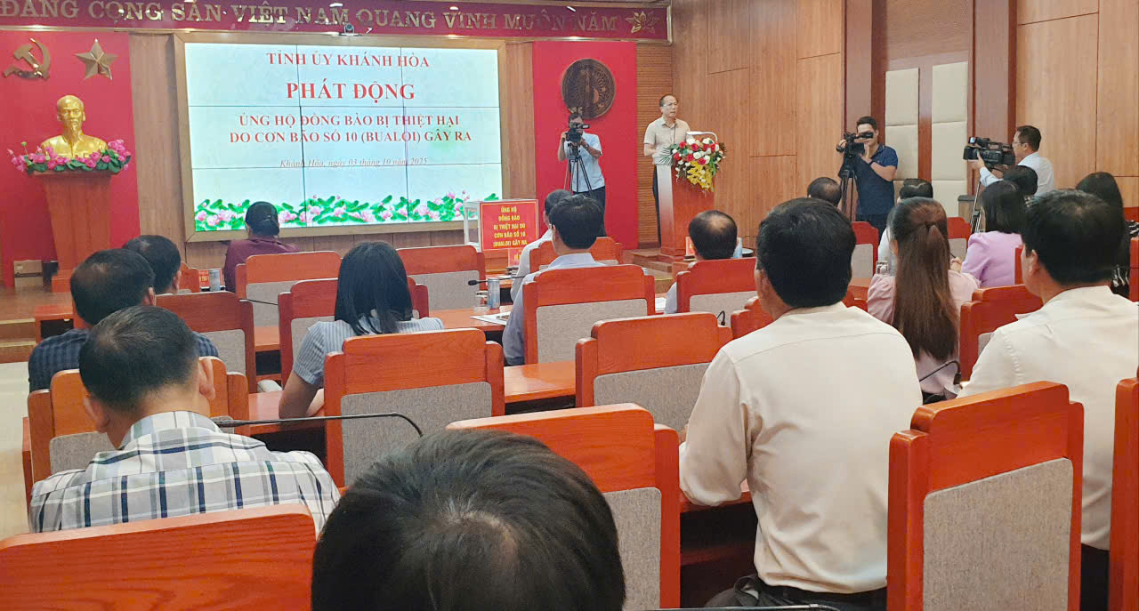 Ông Nguyễn Khắc Hà- Chủ tịch UBMTTQ Việt Nam tỉnh Khánh Hòa phát động ủng hộ vùng thiên tai bão Bualoi