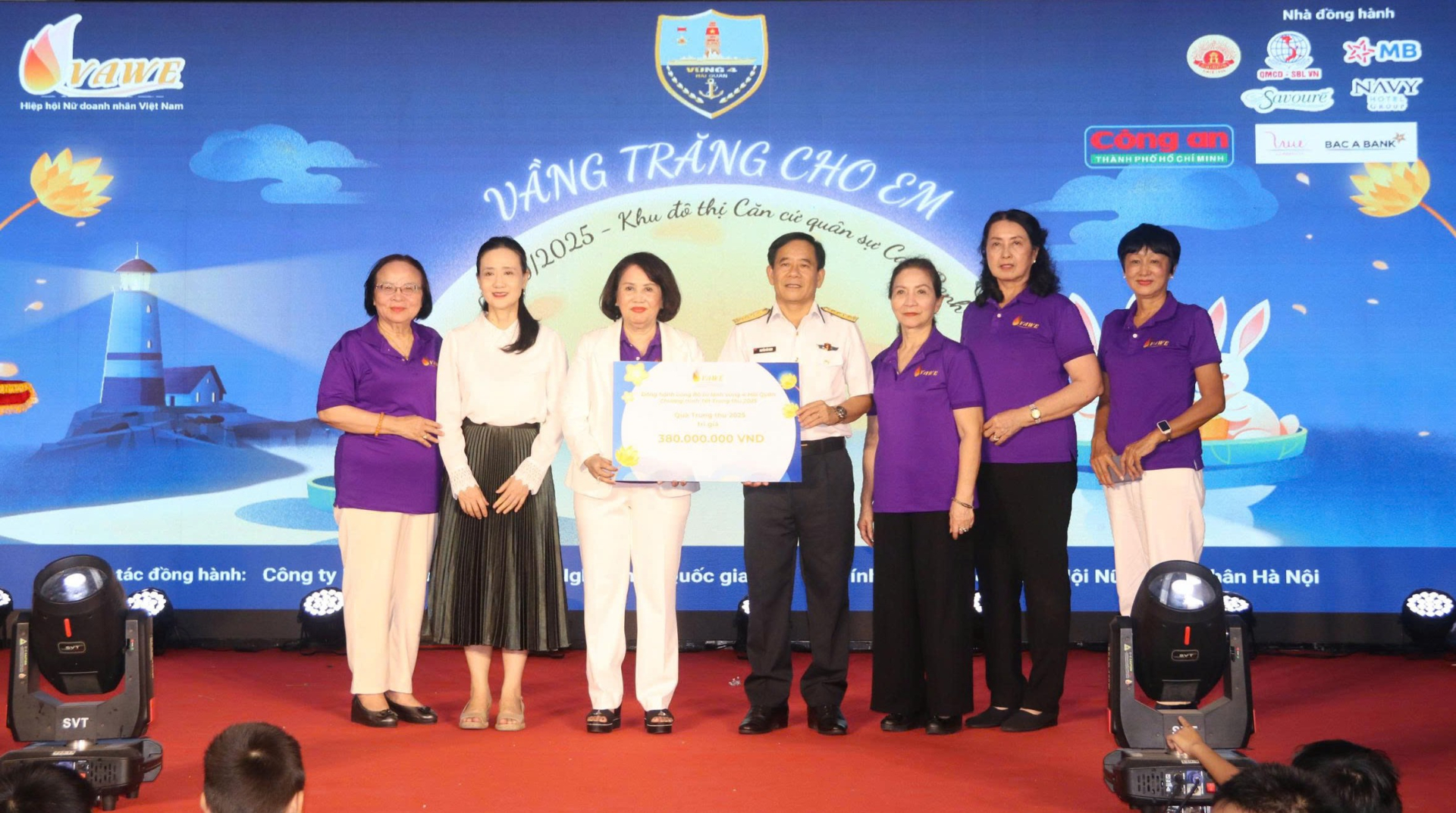 Bà Đồng Thị Ánh, Phó Chủ tịch VAWE (giữa); Bà Nguyễn Quỳnh Nga (bên bà Ánh) cùng đại diện các nhà tài trợ trao tặng biểu trưng tiền mặt 380 triệu đồng cho đại diện lãnh đạo Vùng 4 Hải quân
