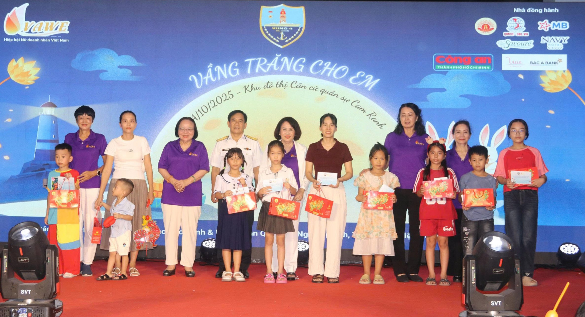 Ban đại diện lãnh đạo VAWE trao tặng quà cho đại diện quân, dân và các cháu thiêu nhi ở Vùng 4 Hải quân