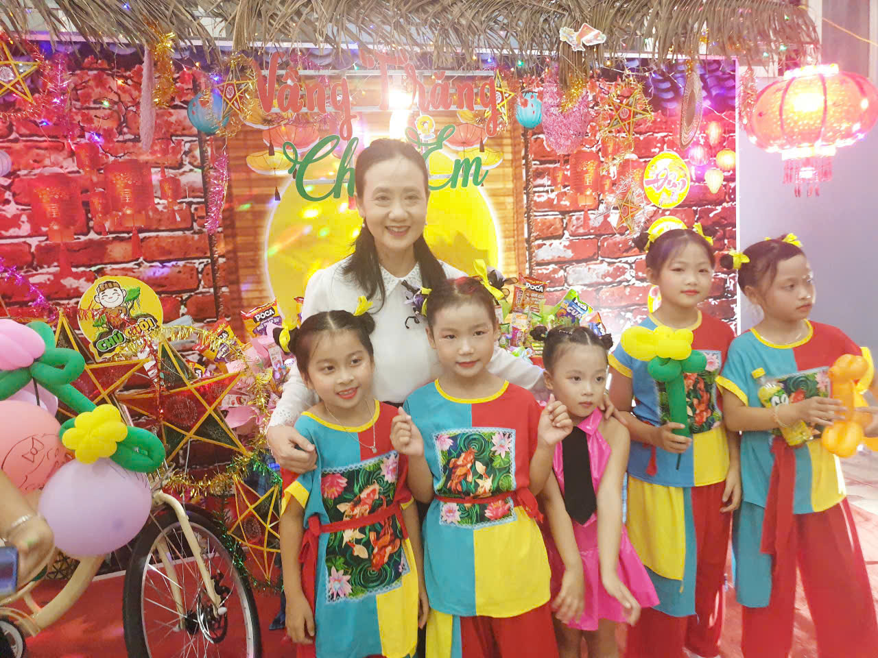 Bà Nguyễn Quỳnh Nga, Chủ tịch Hội LHPN Việt Nam tỉnh Khánh Hòa lưu lại kỷ niện cùng con trẻ tại Vùng 4 Hải quân