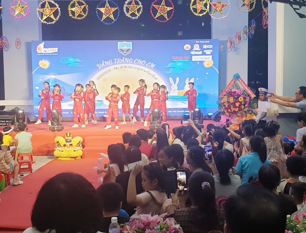Các con cùng vui ca hát, cùng rước đèn, cùng phá cổ...