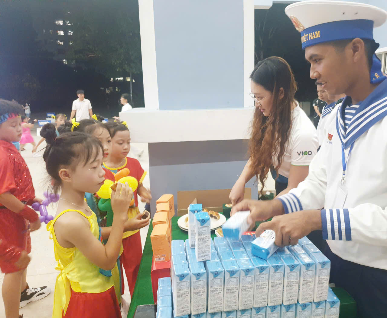 Các con trẻ cùng nhau thưởng thức nhiều món ưa thích...
